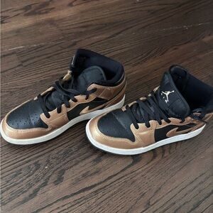 Jordan Men's Black and Bronze Sneakers